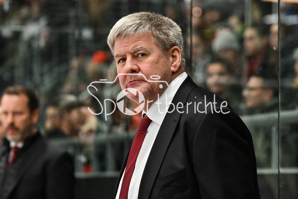 Augsburger Panther - Iserlohn Roosters | AUGSBURG, GERMANY - 06. JANUARY: im Bild Bill PETERS Trainer Augsburger Panther / Einzelfoto / Freisteller während dem Match zwischen den Augsburger Panthern und den Iserlohn Roosters am 37. Spieltag der Penny DEL im Curt Frenzel Stadion