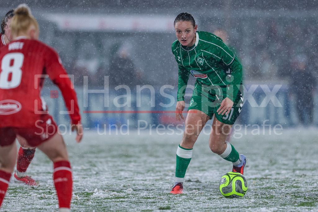 Fussball, Google Pixel Frauen-Bundesliga, SV Werder Bremen - 1. FC Köln | Verena Wieder (SV Werder Bremen, 31) am Ball, Einzelbild, Ganzkörper, Aktion, Action, Spielszene, DIE DFB-RICHTLINIEN UNTERSAGEN JEGLICHE NUTZUNG VON FOTOS ALS SEQUENZBILDER UND/ODER VIDEOÄHNLICHE FOTOSTRECKEN. DFB REGULATIONS PROHIBIT ANY USE OF PHOTOGRAPHS AS IMAGE SEQUENCES AND/OR QUASI-VIDEO.