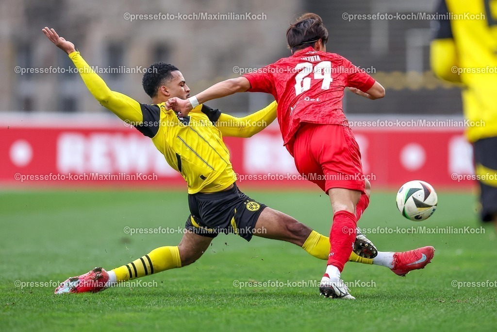 BVBII01032501060 | 2025.03.01, Fußball, 3.Liga, Borussia Dortmund II - Rot-Weiss Essen, Stadion Rote Erde, Saison 2024 2025: Almugera Kabar (BVBII #42) im Zweikampf gegen Kaito Mizuta (RWE #24)