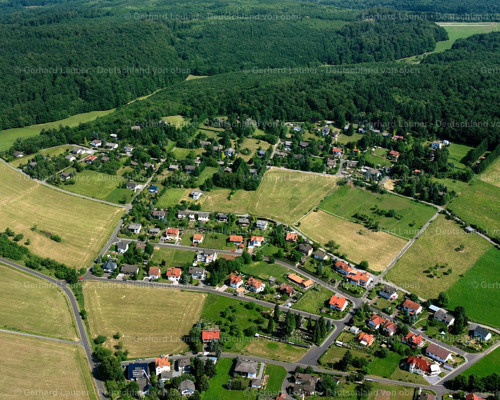 2614819 | EINARTSHAUSEN 06.08.2006 Landwirtschaftliche Nutzflächen und Feldgrenzen  umsäumen das Siedlungsgebiet des Dorfes in Einartshausen im Bundesland Hessen, Deutschland // Agricultural land and field boundaries surround the settlement area of the village  in Einartshausen in the state Hesse, Germany Foto: Gerhard Launer