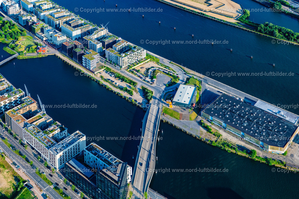 Hamburg_Baakenhafen_Oper_Hafencity_ELS_8114160625 | HAMBURG 16.06.2025 Baugrundstück für die neue Hamburger Oper und das Brückenbauwerk entlang " Baakenhafen Brücke " in Hamburg, Deutschland. Weiterführende Informationen bei: Bezirksamt Hamburg-Mitte, Fachamt Stadt- und Landschaftsplanung,  Kühne + Nagel (AG & Co.) KG,  Kühne Bauausführung. // Building plot for the new Hamburg Opera and the bridge structure along "Baakenhafen Bridge" in Hamburg, Germany. Further information at: Bezirksamt Hamburg-Mitte, Fachamt Stadt- und Landschaftsplanung,  Kuehne + Nagel (AG & Co.) KG,  Kuehne Bauausfuehrung. Foto: Martin Elsen