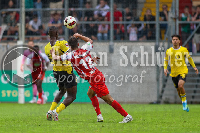 18.07.2026, GER, Fussball, Herren, Testspiel, Saison 2026/2027, Rot-Weiß Oberhausen - Borussia Dortmund | Serhou Guirassy und Kerem Yalcin im Kampf um den Ball