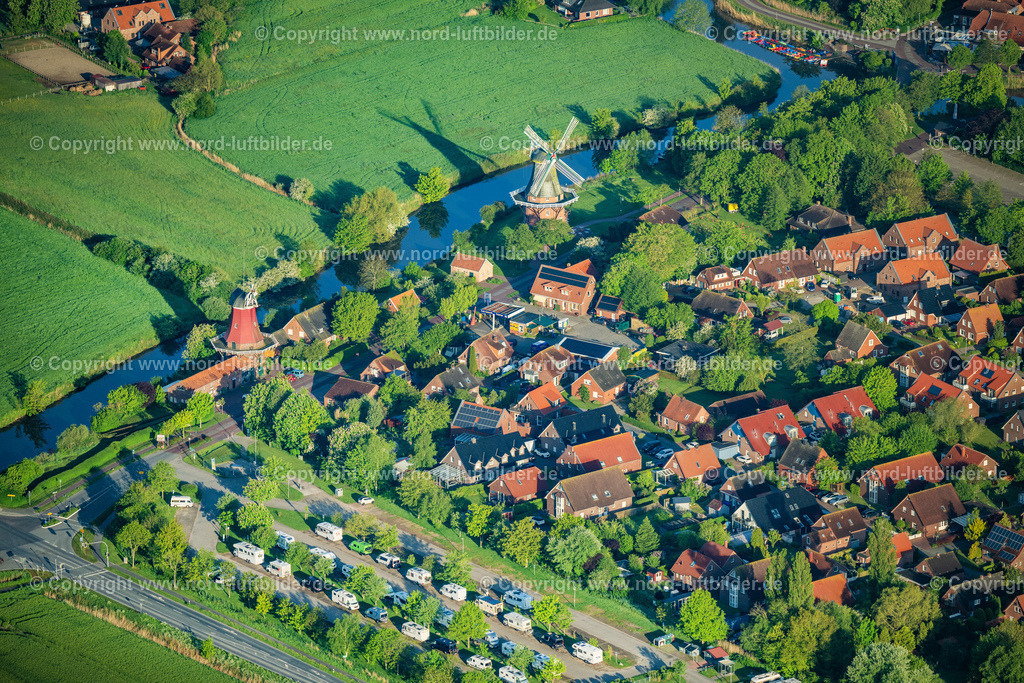Greetsiel_Grüne_Und_Rote_Mühle_ELS_4661190523 | GREETSIEL 19.05.2023 Historische Windmühlen "Grüne und Rote" Am Alten Greetsieler Sieltief in Greetsiel im Bundesland Niedersachsen, Deutschland. Weiterführende Informationen bei: Touristik GmbH Krummhörn-Greetsiel. // Historical windmills "Green and Red" at the Alten Greetsieler Sieltief in Greetsiel in the state Lower Saxony, Germany. Further information at: Touristik GmbH Krummhoern-Greetsiel. Foto: Martin Elsen