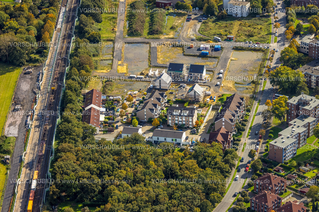 Voerde241009366 | Luftbild, Voerder Feld Baugebiet Wohnquartier LIVE GREEN VOERDE Friedrichsfelder Straße an der Bahnlinie, Ausbau der Betuweroute und Betuwe-Linie Eisenbahnstrecke, Schallschutzwand, Möllen, Voerde, Niederrhein, Nordrhein-Westfalen, Deutschland