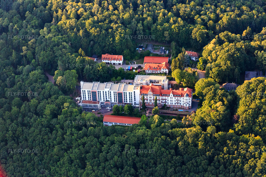 Luftbild: Fachklinik Eußerthal im Wald in Eußerthal im Bundesland Rheinland-Pfalz in Deutschland. – Foto: IMG_082666.jpg vom 25.06.2015 durch Werner Riehm/FLY-FOTO.de – Auflösung des Originals: 5191 x 3461 px – Fachklinik Eußerthal | Fachklinik Eußerthal