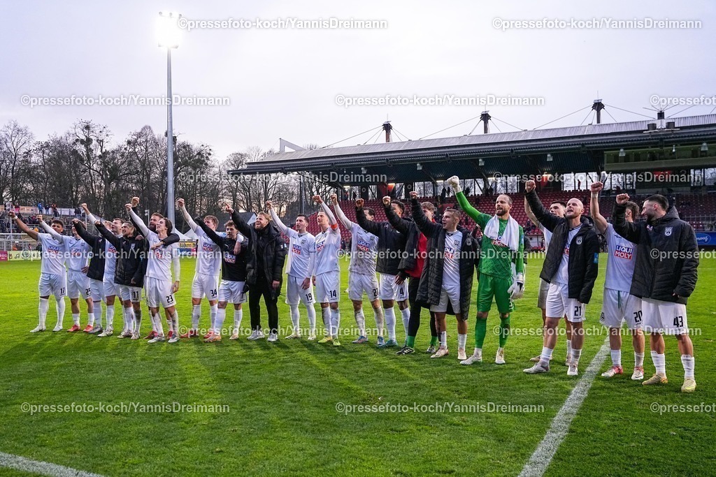 xYDRx06122501063 | 06.12.2025, xydrx, Fußball, 3.Liga, FC Viktoria Köln - SSV Ulm 1846, Saison 2025 2026, Sportpark Höhenberg: Paul-Philipp Besong (SSV Ulm 1846 #17) Elias Loeder (SSV Ulm 1846 #26) Dennis Chessa (SSV Ulm 1846 #11) Max Brandt (SSV Ulm 1846 #23) Jan Boller (SSV Ulm 1846 #34) Ensar Aksakal (SSV Ulm 1846 #7) Jonathan Meier (SSV Ulm 1846 #19) Dennis Dressel (SSV Ulm 1846 #14) Lukas Mazagg (SSV Ulm 1846 #27) Julian Etse (SSV Ulm 1846 #4) Christian Ortag (SSV Ulm 1846 #39) Marcel Seegert (SSV Ulm 1846 #21Mirnes Pepic (SSV Ulm 1846 #20) Leon Dajaku (SSV Ulm 1846 #43) bejubeln den 1:0 Sieg         DFB regulations prohibit any use of photographs as image sequences and or quasi-video.Photo: xYannisxDreimannxPressefotoKochx