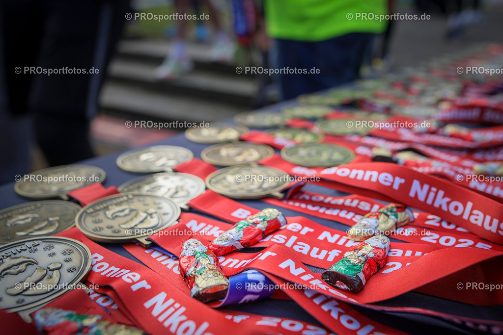 6. Bonner Nikolauslauf; Bonn, 14.12.2025 | Impressionen vom 6. Bonner Nikolauslauf am 14.12.2025 in Bonn (Nordrhein-Westfalen). 