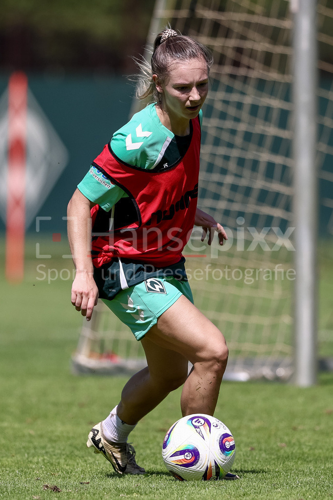 Fussball, Google Pixel Frauen-Bundesliga, Training SV Werder Bremen | Michelle Weiß (SV Werder Bremen, 15) bei einer Trainingsübung