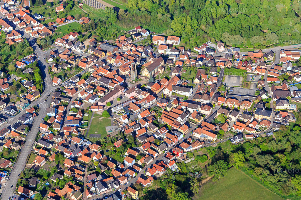 Aerial view: Town center with Église Saint-Étienne in Seltz in the state Bas-Rhin, France. – Photo: IMG_099031.jpg taken on 04/23/2017 by Werner Riehm/FLY-FOTO.com – Resolution of the original: 4979 x 3320 px