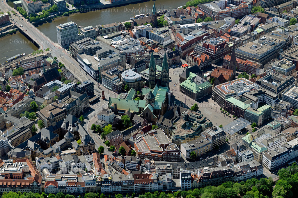 4029637 | BREMEN 01.06.2020 Kirchengebäude des Domes des " St. Petri Dom Bremen " an der Sandstraße im Ortsteil Zentrum in Bremen, Deutschland. // Church building of the cathedral of of " St. Petri Dom Bremen " on Sandstrasse in the district Zentrum in Bremen, Germany. Foto: Gerhard Launer