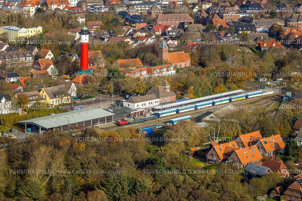 Friesland251106272Wangerooge | Luftbild, rot-weißer Alter Leuchtturm und Inselmuseum im Zentrum, DB-Bahnhof und Inselsbahn, evangelisch-lutherische Nikolai-Kirche, Wangerooge, Norddeutschland, Ostfriesland, Niedersachsen, Deutschland