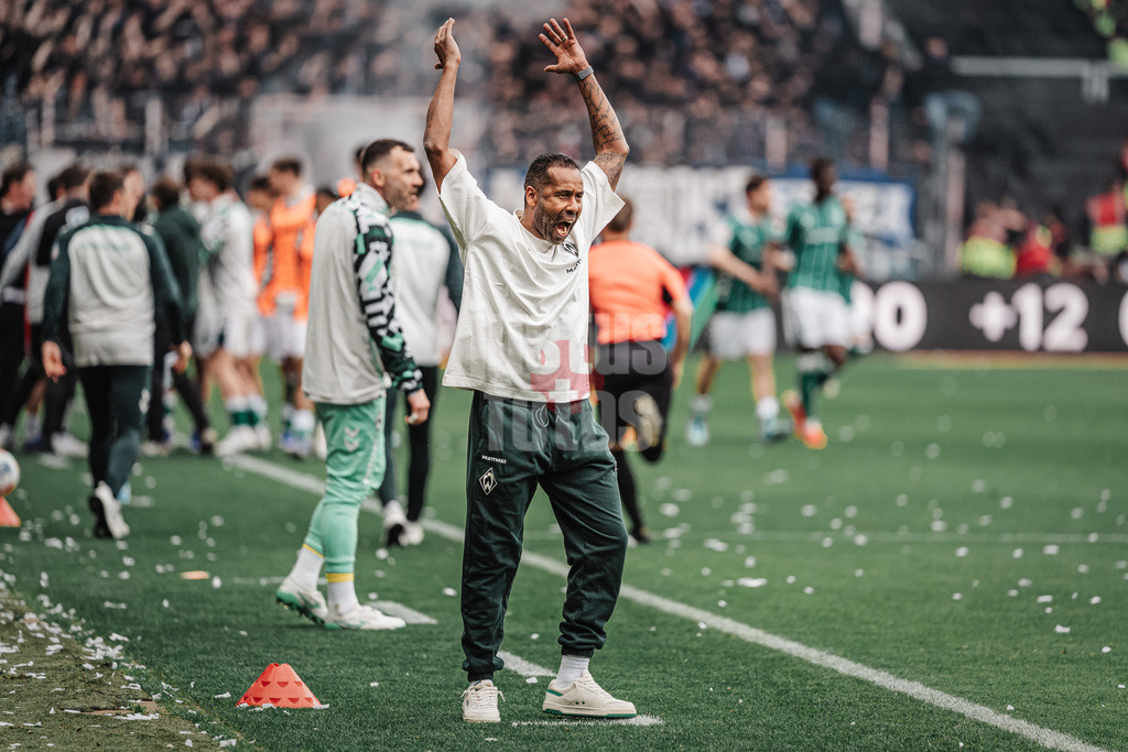 Fußball | Männer | Saison 2025/2026 | 1. Fußball-Bundesliga | 30. Spieltag | SV Werder Bremen vs. Hamburger SV | 18.04.2026 | Trainer Daniel Thioune (SV Werder Bremen) jubelt nach dem 3:1 Tor