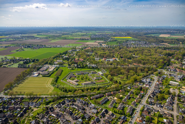 Bedburg-Hau240402486LWL-Klinik | Luftbild, Forensische Psychiatrie - LVR-Klinik, psychiatrische Spezialeinrichtungen, kreisrunde Gartenanlage, Wohngebiet Ortsansicht Bedburg-Hau mit Fernsicht, Hau, Bedburg-Hau, Niederrhein, Nordrhein-Westfalen, Deutschland