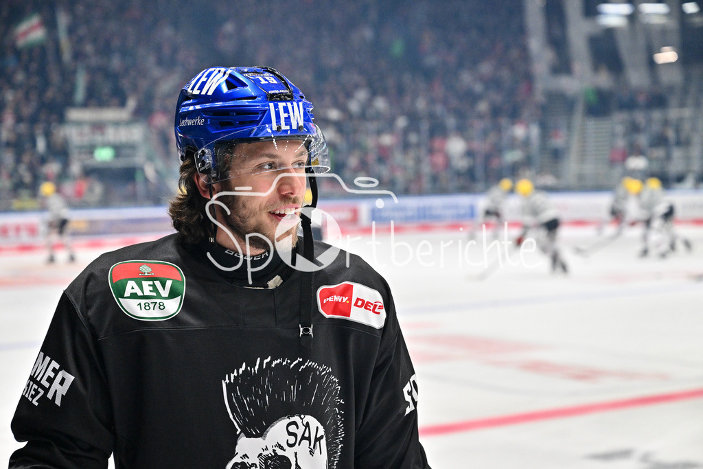 Augsburger Panther - Löwen Frankfurt | Das warmup beider Mannschaften / im Bild Riley DAMIANI (Augsburger Panther #19) / DEL: Augsburger Panther - Löwen Frankfurt, Curt Frenzel Stadiom am 11.10.2024