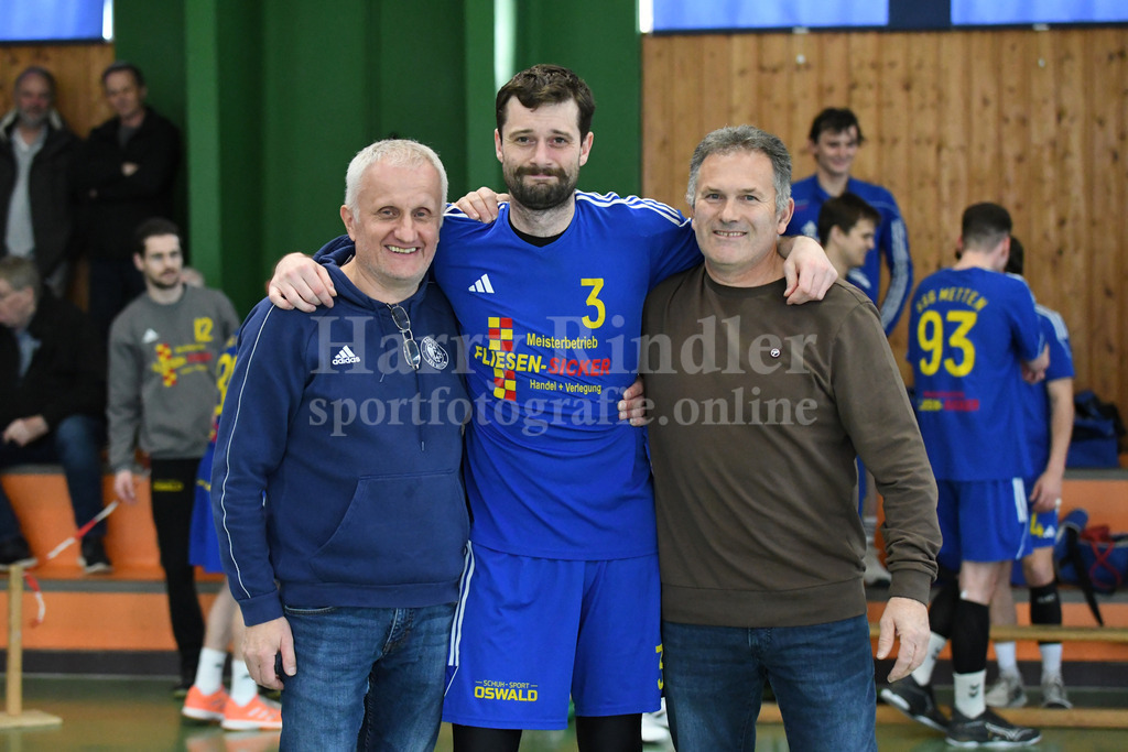 SSG Metten : SC Eching | Jan Matousik (SSG Metten #3) wurde bei der SSG Metten verabschiedet.  li. Präsident Adolf Helmprecht und re. sportlicher Leiter Martin Blüml - Realisiert mit Pictrs.com