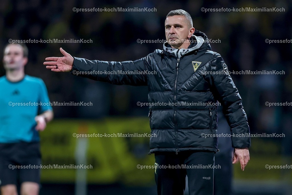 FKo26022601035 | 26.02.2026, Fußball, Landespokal Mittelrhein, SC Fortuna Köln - TSV Alemannia Aachen, Südstadion, Viertelfinale Bitburger-Pokal, Saison 2025 2026: Cheftrainer Mersad Selimbegovic  (Alemannia Aachen #hc) gestikulierend am Spielfeldrand   DFB regulations prohibit any use of photographs as image sequences and or quasi-video.