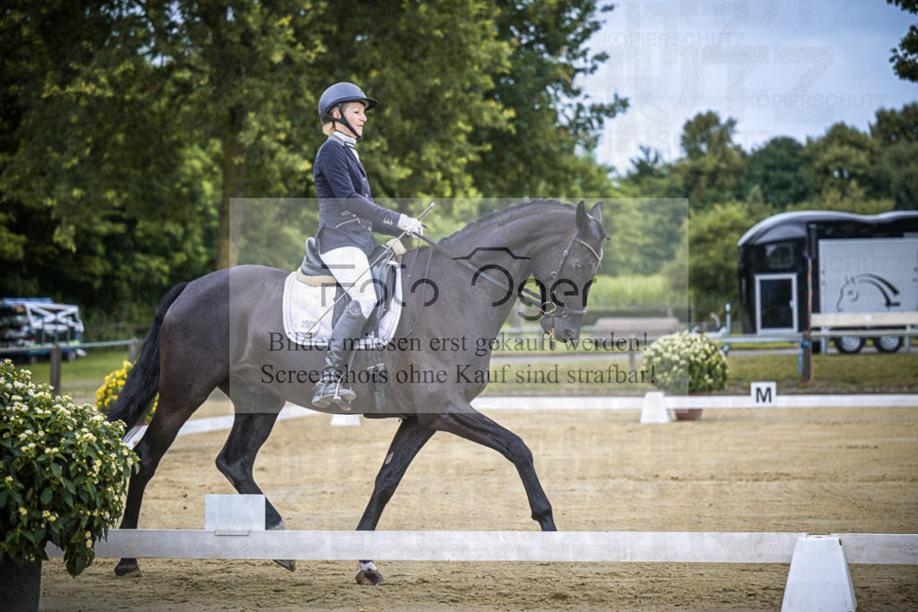 DOS_6018 | Entdecke hochwertige Reitturnierfotos von Foto Oger. Professionell, emotional und authentisch – jetzt Lieblingsmomente im Shop bestellen.Deutschlandweite Turnierfotografie. - Realisiert mit Pictrs.com