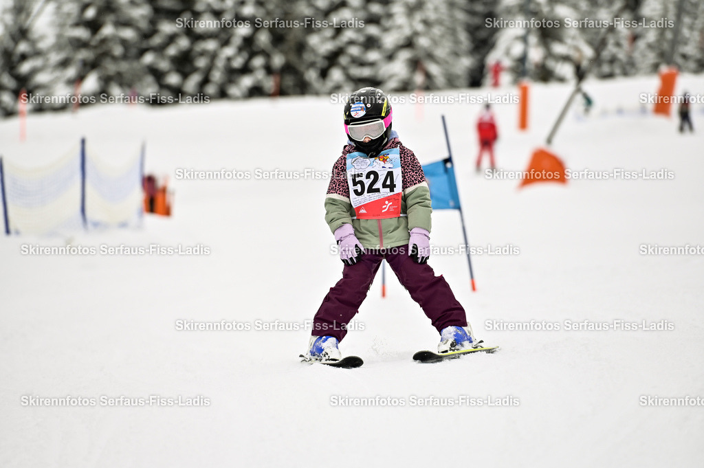 SRF_20.02.2026_0422 | Skirennfotos,Serfaus,Fiss,Ladis,Kinderskirennen,Winter,Tirol,Oberland,skirace,SFL,feelfree,weil wir's genießen,ski,Ski,skifahren,Sonnenplateau, - Realisiert mit Pictrs.com