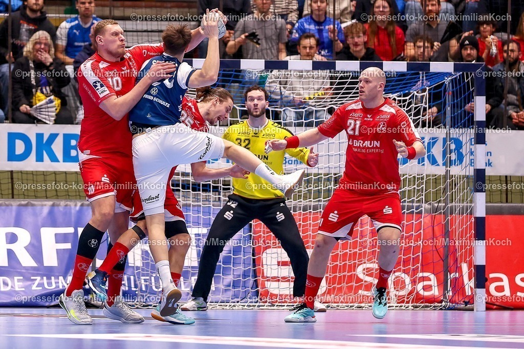BHC11022601007 | 11.02.2026, Handball, 1.HBL, Bergischer HC - MT Melsungen, 20. Spieltag, Uni-Halle Wuppertal: Dainis Kristopans (Melsungen #10) und Olle Forsell-Schefvert (Melsungen #25)  im Zweikampf gegen  Soeren Steinhaus (BHC #53) neben Arnar Freyr Arnarsson (Melsungen #21) 