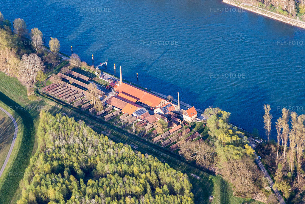 Luftbild: Museums- Gebäude- Ensemble Ziegeleimuseum Sondernheim am Rheinufer in Germersheim im Bundesland Rheinland-Pfalz in Deutschland. Foto: IMG_097966.jpg vom 30.03.2017 durch Werner Riehm/FLY-FOTO.de