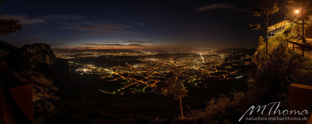 Blick vom Karren auf den Großraum Bregenz-Dornbirn nach Sonnenuntergang | Dies ist der Online-Shop von naturfoto.michaelthoma.de. Ich bin leidenschaftlicher Naturfotograf und fotografiere von der Andromedagalaxie bis zum Zwergtaucher, von der Ameise bis zum Orionnebel alles was mit Natur zu tun hat. Hier kann eine Auswahl meine - Realisiert mit Pictrs.com
