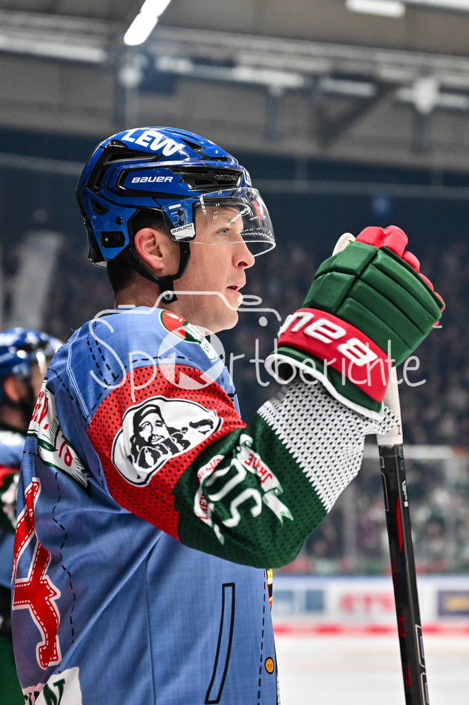 Augsburger Panther - Grizzlys Wolfsburg | AUGSBURG, GERMANY - 15. MARCH: Im Bild T. J. TREVELYAN (Augsburger Panther 24) beim warmup vor dem Match zwischen den Augsburger Panthern und den Grizzlys Wolfsburg am 52. Spieltag der Penny DEL im Curt Frenzel Stadion