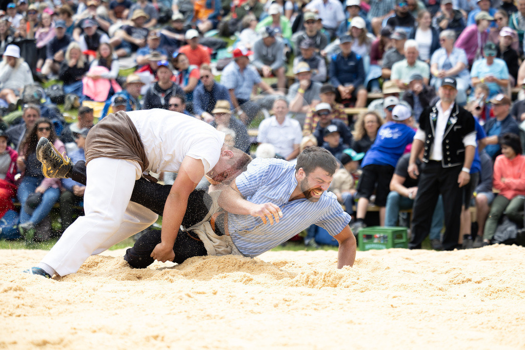 Rigi2025_1893 | Die Schwinger des Schwyzer Kantonalen Schwingerverbandes: Fotos, die Dynamik und Leidenschaft festhalten, sowie emotionale Momente aus dem traditionellen Schwingsport zeigen. - Realisiert mit Pictrs.com