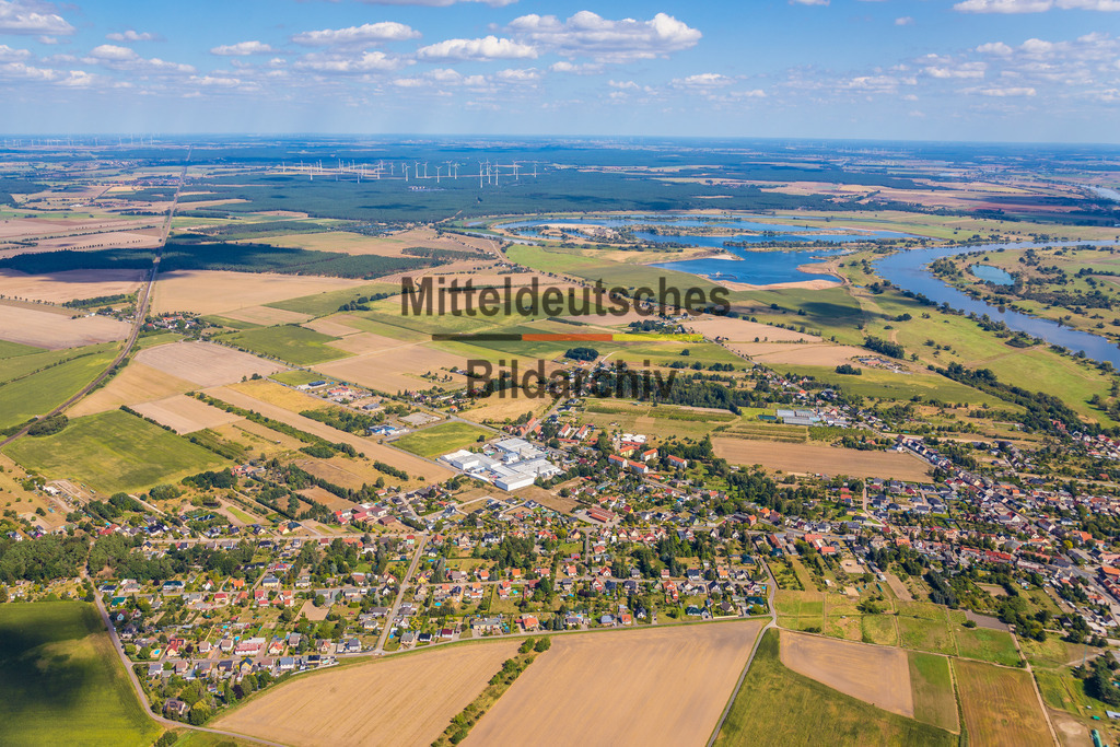 3_Rogätz-0122 | Diese Luftaufnahme zeigt einen Ort im Landkreis Börde aus der Vogelperspektive. Das Bild entstand aus einem Tragschrauber und vermittelt einen eindrucksvollen Überblick über die Siedlungsstruktur, die umgebende Landschaft und die charakteristischen Merkmale des Ortes. Die Aufnahme dokumentiert Architektur, Straßenverläufe und Grünflächen aus einer außergewöhnlichen Perspektive und ist Teil des Mitteldeutschen Bildarchivs von Luftbildfotograf Steffen Lehmann. - Realisiert mit Pictrs.com