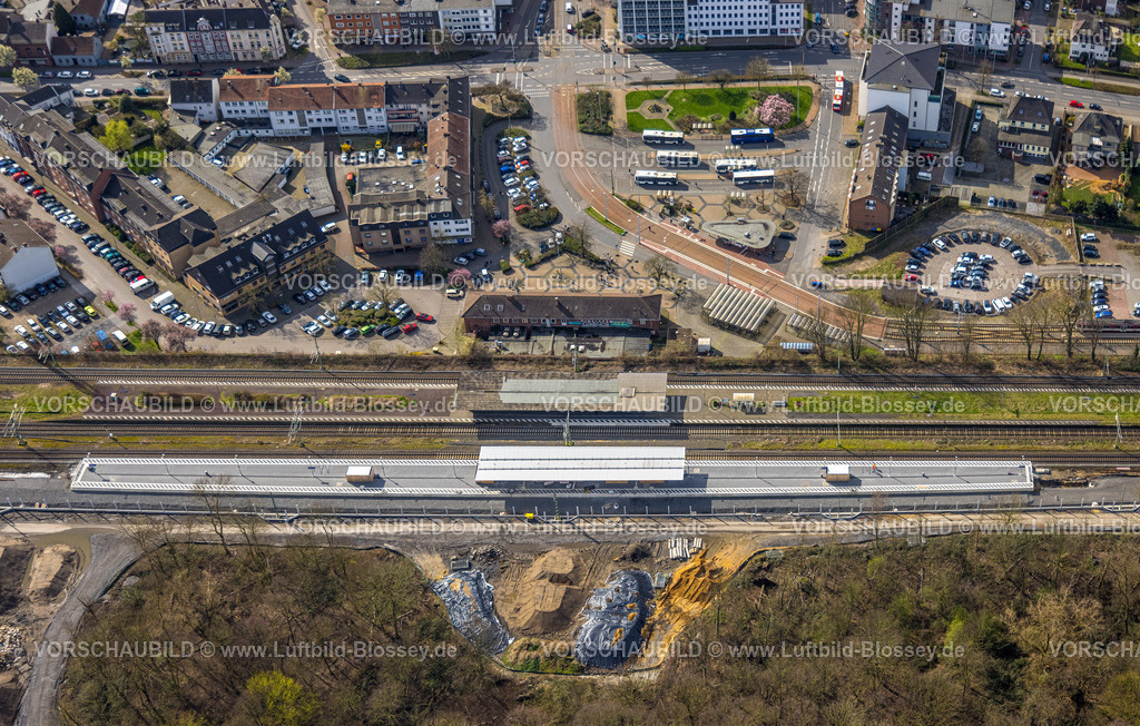Dinslaken240308668 | Luftbild, Dinslaken Bahnhof Hbf mit neuem Bahnsteig und Bahnhofsvorplatz, Baustelle Ausbau und Lärmschutzwand, Betuweroute und Betuwe-Linie Ausbau der Eisenbahnstrecke, Dinslaken, Nordrhein-Westfalen, Deutschland