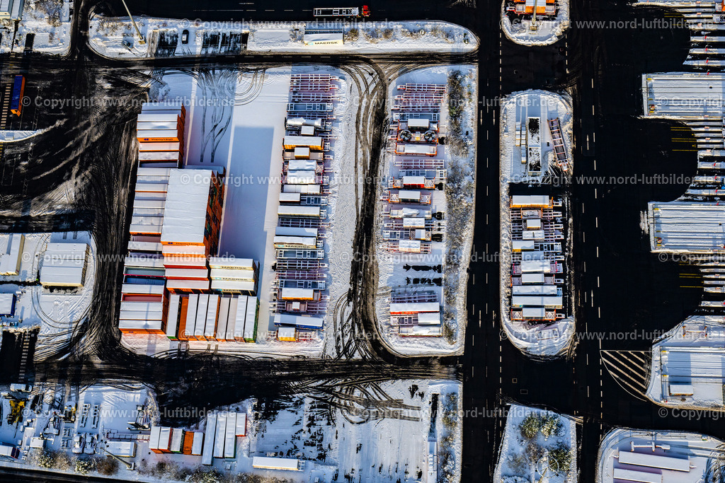 Hamburg_Altenwerder_Containerterminal_Winter_Schnee_ELS_3340050126 | HAMBURG 05.01.2026 Winterlich schneebedeckte Containerterminal HHLA Container Terminal Altenwerder (CTA)Container Verladung Schinenverkehr am Ufer der Elbe im Stadtteil Altenwerder in Hamburg. Weiterführende Informationen bei: Hafen Hamburg Marketing e.V. (HHM). // Wintry snowy container Terminal HHLA Container Terminal Altenwerder (CTA) on the Elbe riverbank in the Altenwerder part of Hamburg in Germany. Further information at: Hafen Hamburg Marketing e.V. (HHM). Foto: Martin Elsen