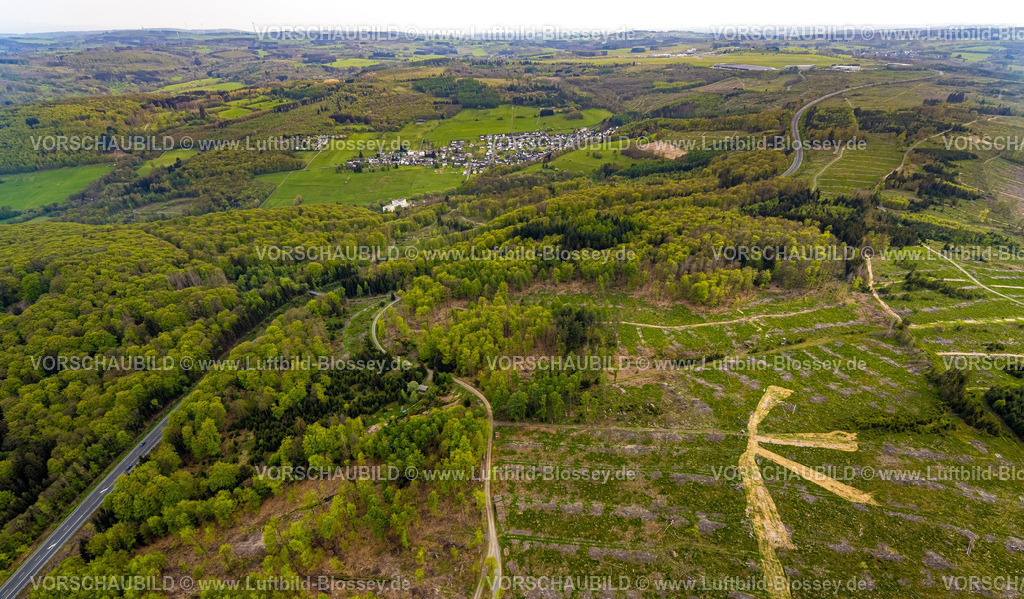 Burbach240502366GrosserStein | Luftbild, Waldgebiet Die Höh und NSG Naturschutzgebiet Großer Stein mit Bundesstraße B54, Waldschäden, Hügel und Täler mit Wohngebieten, Blick nach Lützeln, Holzhausen, Burbach, Nordrhein-Westfalen, Deutschland