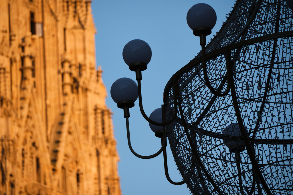 Haas Haus und Stephansdom im Abendlicht | Wien, Austria - November 18, 2025: Haas Haus und Stephansdom im Abendlicht. - Realisiert mit Pictrs.com
