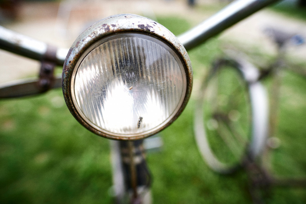 Vorderlampe eines Alten Fahrrades | Mönchhof, Austria - October 06, 2021: Dorfmuseum Mönchhof; Vorderlampe eines Alten Fahrrades. - Realisiert mit Pictrs.com