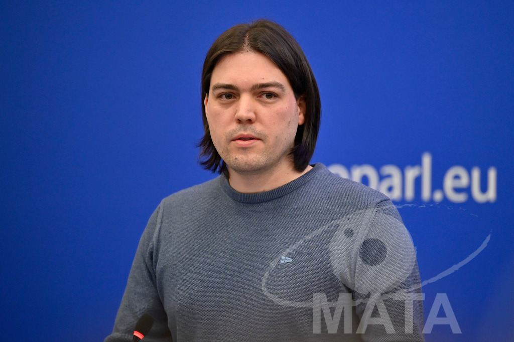 _DWI0035 | Politiker Ivan Vilibor Sincic bei einer Pressekonferenz zum Thema 'Alarmierende Statistiken zu den Folgen des COVID-Lockdowns' im Europäischen Parlament. Straßburg, 18.01.2023 - Realisiert mit Pictrs.com