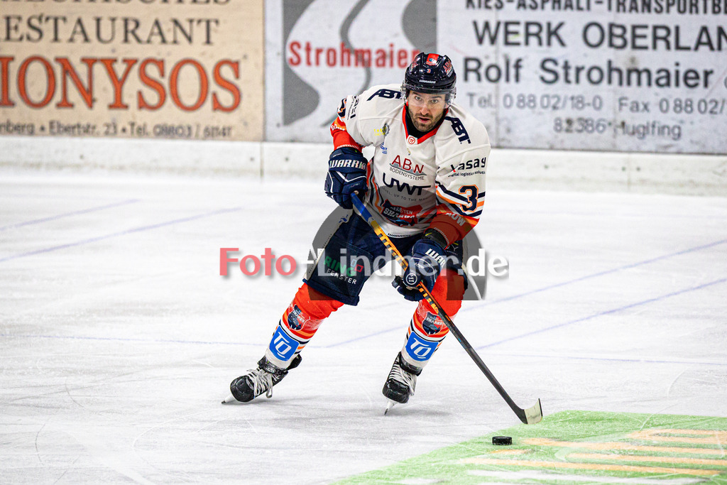 TSV Peißenberg MINERS vs ESC Kempten SHARKS | Eishockey Bayernliga Herren Vorrunde 2024/2025, TSV Peißenberg MINERS vs ESC Kempten SHARKS, 20241018,Timo SCHIRRMACHER (SHARKS 3) in Aktion, Freisteller,2024-10-18 in Peißenberg (Eisstadion)Timo SCHIRRMACHER (SHARKS 3)Copyright: WolfgangxLindner foto-lindner.de