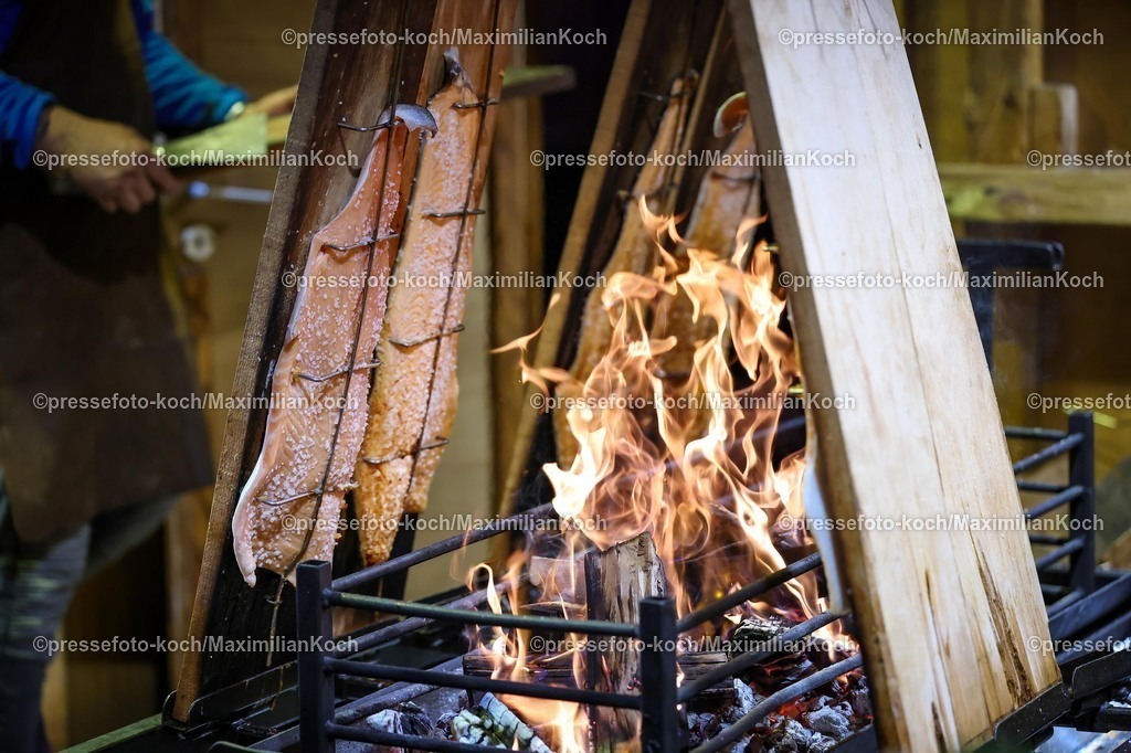 CR29112501224 | 29.11.2025, Herne, Pünktlich zur Vorweihnachtszeit öffnen die ersten Weihnachtsmärkte in Nordrhein-Westfalen. Eindrücke rund um den Weihnachtsmarkt Cranger Weihnachtszauber in Herne. Traditionelle Gerichte und leckereien in den Buden - Flammlachs Flammenlachs Flammlachse 