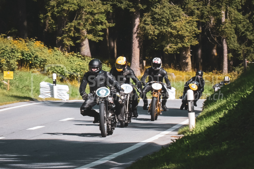 21. Arosa ClassicCar 2025 - 6. =September= 2025 | Das Feld der Motorräder am Arosa ClassicCar 2025..@arosaclassiccar, @arosa.official, #arosaclassiccar, #arosa, #76curves, #classiccarBild: Sportfotografie Markus Aeschimann | www.markus-aeschimann.ch - Realisiert mit Pictrs.com