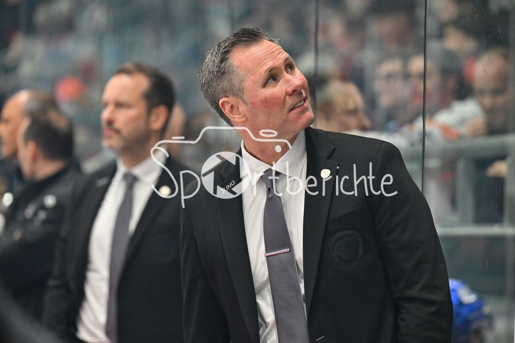 Augsburger Panther - Straubing Tigers | im Bild Ted DENT Headcoach Augsburger Panther / Freisteller / Einzelfoto / DEL: Augsburger Panther - Straubing Tigers, Curt Frenzel Stadiom am 20.10.2024