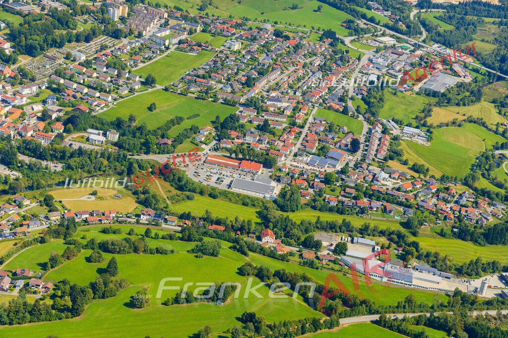 zwiesel-immobilien-fotos-5289-jahr-2025 | Luftaufnahme von Zwiesel - Die Luftaufnahme wurde 2025 vom UL-Flugzeug heraus erstellt ( keine Drohne ) - Hochauflösende Luftaufnahme - für professionelle Ausdrucke geeignet. Die Geschenkidee !Mit Lizenz und Bildrechte bestellbar