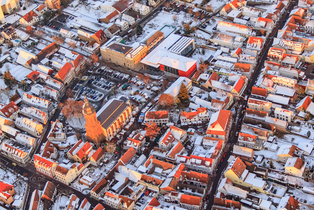 Luftbild: Grundschule, Stadthalle und St. Georgskirche am Marktplatz im Winter bei Schnee in Kandel im Bundesland Rheinland-Pfalz in Deutschland. Foto: IMG_54800.jpg vom 08.12.2012 durch Werner Riehm/FLY-FOTO.de