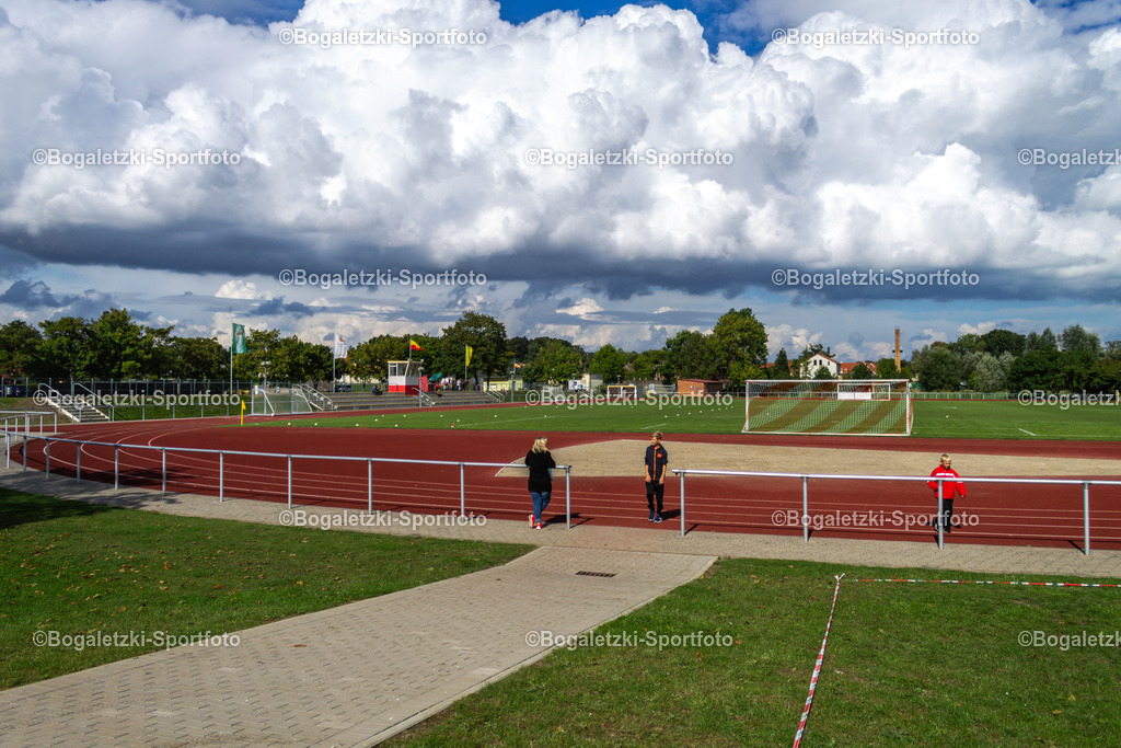 Walter-Block-Stadion, Malchin, 2015 | Walter-Block-Stadion: Blick ins Malchiner Stadion im Jahr 2015 - Realisiert mit Pictrs.com