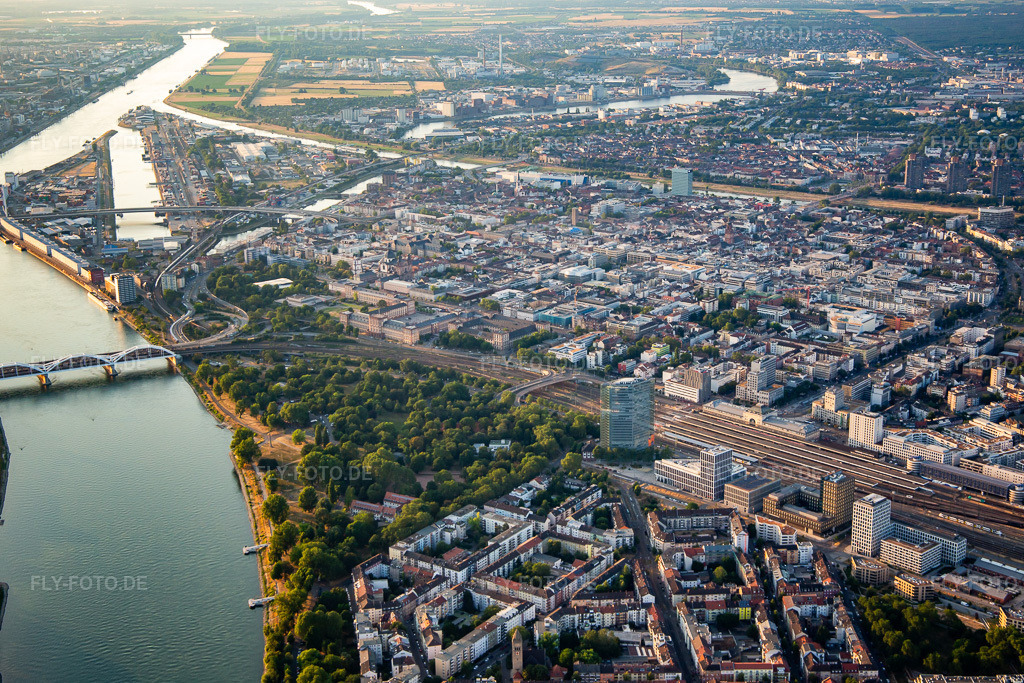 Luftbild: Quadratestadt aus Süden zwischen Bahn, Rhein und Neckar und Ring im Ortsteil Innenstadt in Mannheim im Bundesland Baden-Württemberg in Deutschland. Foto: IMG_137213.jpg vom 24.06.2023 durch Werner Riehm/FLY-FOTO.de
