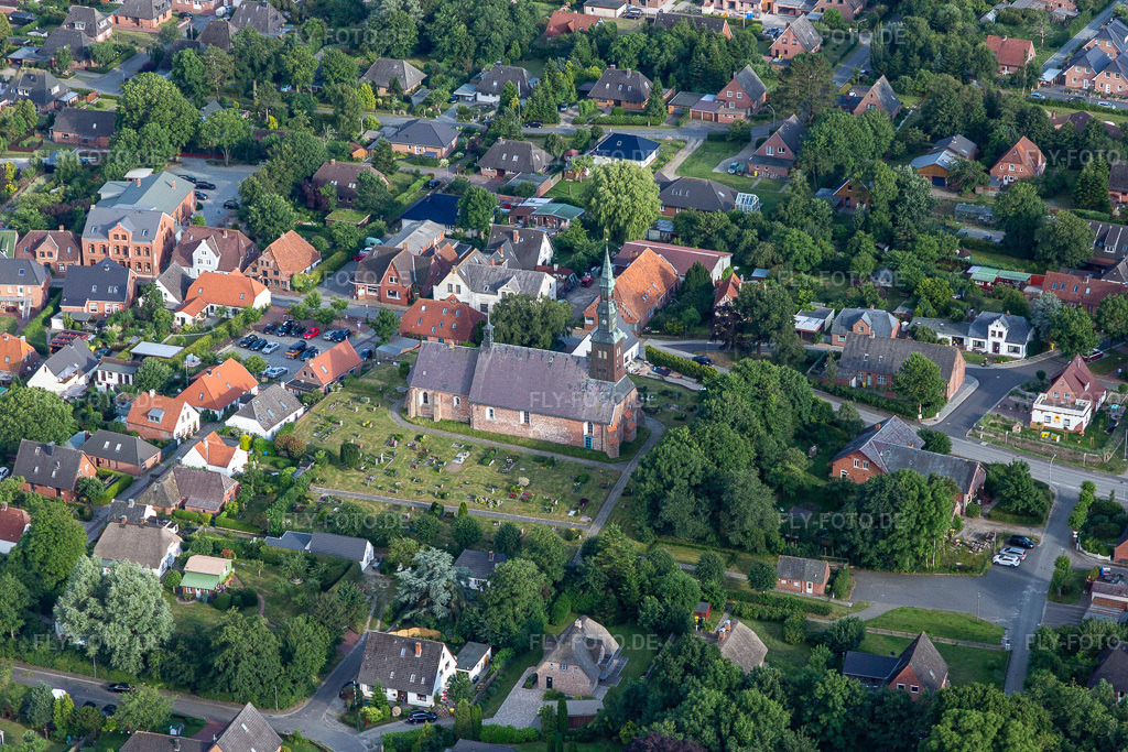 Luftbild: St. Magnus Kirche im Ortsteil Süderdeich in Tating im Bundesland Schleswig-Holstein in Deutschland. Foto: IMG_0007249.jpg vom 10.07.2021 durch Werner Riehm/FLY-FOTO.de