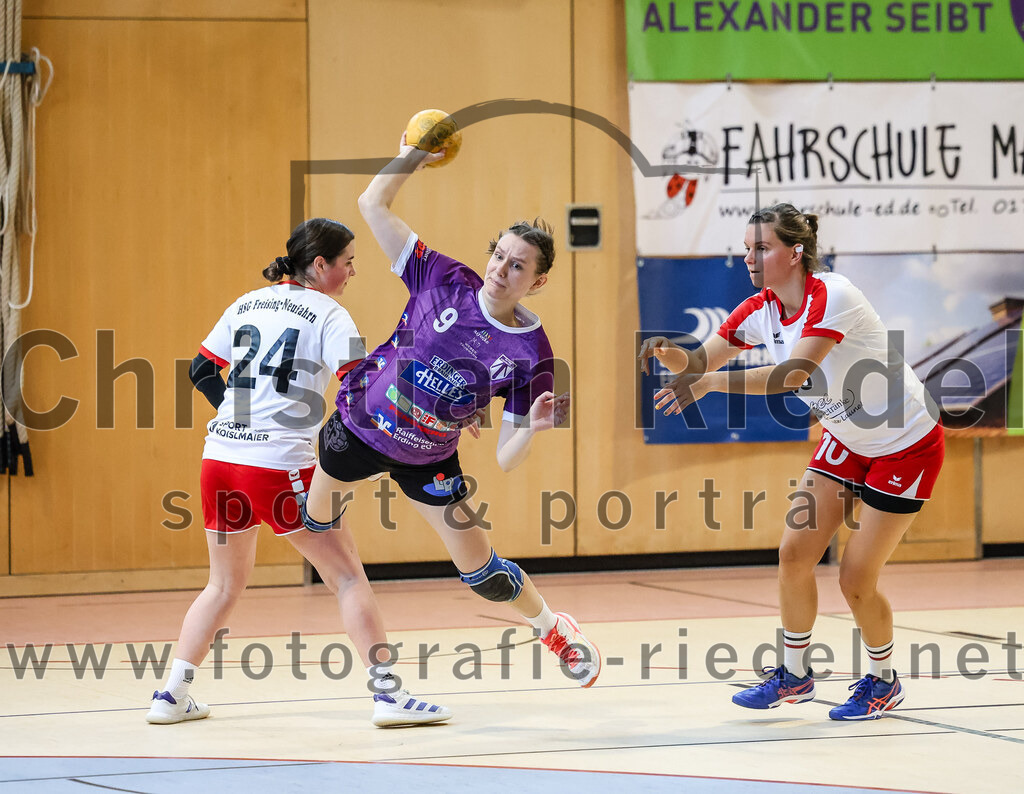 2024-10-13_035_SpVgg_Altenerding_gegen_SC_Freising | Erding, Deutschland, 13.10.2024:Handball, Bezirksoberliga Frauen Altbayern 2024 / 2024, 3. Spieltag, SpVgg Altenerding gegen SC Freising, Endergebnis: 26:35Sabrina Schuster (HSG Freising-Neufahrn, #24), Julia Kranich (SpVgg Altenerding, #9), Amelie Forkel (HSG Freising-Neufahrn, #10)Foto: Christian Riedel / fotografie-riedel.net