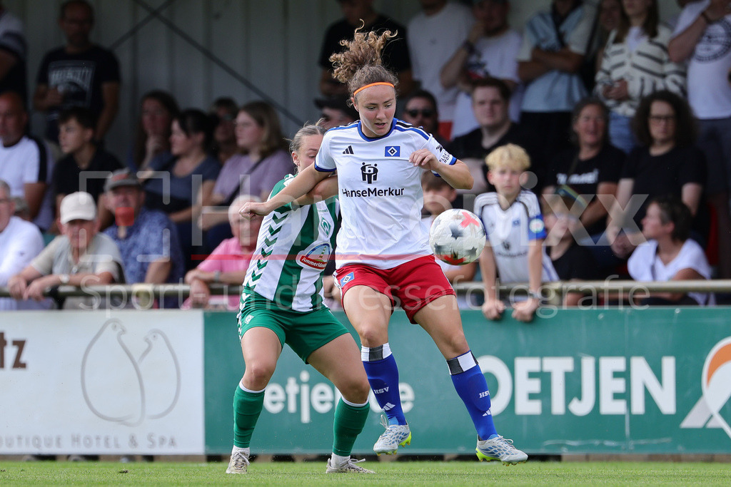 Fussball, Testspiel Frauen, SV Werder Bremen - Hamburger SV | v.li.: Chiara D Angelo (SV Werder Bremen, 2) und Melanie Brunnthaler (Hamburger SV, HSV, 11) im Zweikampf, Duell, Dynamik, Aktion, Action, Spielszene