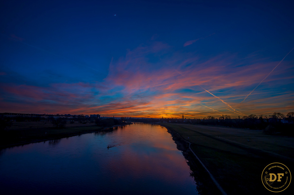 Sonnenuntergang über der Elbe | Geschenke, Wandbilder und Accessoires mit Motiven aus Dresden und anderen schönen Orten zur Verschönerung Deines zu Hauses und zum verschenken gewünscht? Wähle Deine Lieblingsbild auf dem Produkt Deiner Wahl. 