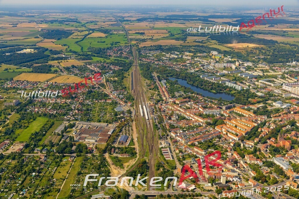 Klassische Luftaufnahme ohne Drohne zeigt:Bahngleise bei Stendal - Die Luftbildaufnahme wurde 2025 vom UL-Flugzeug heraus erstellt ( keine Drohnenaufnahme ) - Hochauflösende Luftaufnahme -Nicht vergleichbar mit Google Maps oder Satelittenbilder- Die Geschenkidee !Mit Lizenz und Bildrechte bestellbar