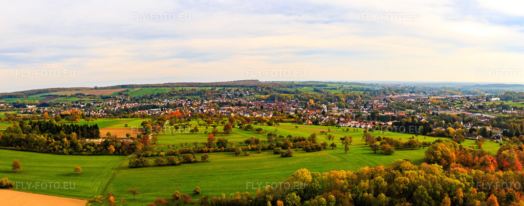 Vue aérienne: Panoramas derrière les vergers depuis l'ouest à Niederbronn-les-Bains dans le département Bas Rhin, France.Photo: IMG_084742-Pano.jpg prise le 24/10/2015 par Werner Riehm/FLY-FOTO.euRésolution de l'original: 9568 x 3765 px