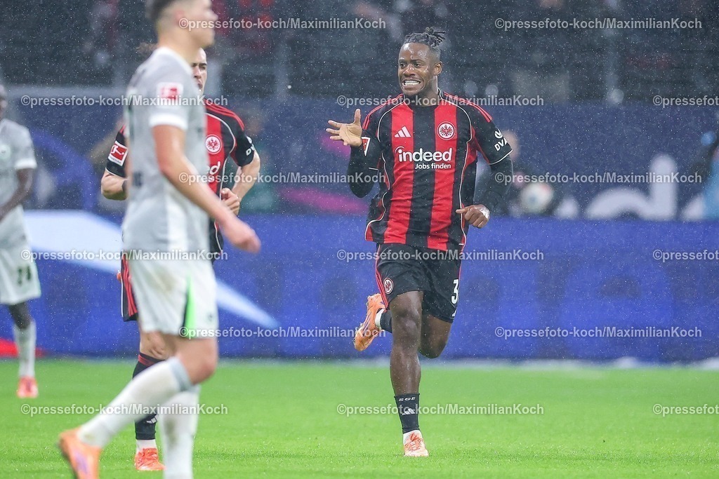 SGE30112501137 | 30.11.2025, Fußball, Eintracht Frankfurt - VfL Wolfsburg, 1. Fußball Bundesliga, 12. Spieltag, Deutsche-Bank-Park (Frankfurt am Main), Saison 2025 2026: Torjubel nach dem Tor zum 1:o durch Torschütze Elfmeter  Michy Batshuayi&nbsp;(Eintracht Frankfurt #30)    DFB Regulations prohibit any use of photographs as image sequences and or quasi-video.