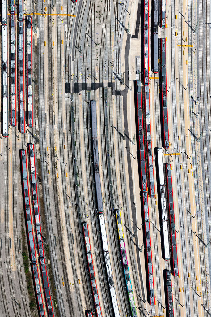 dr__0054708.jpg | MüNCHEN 12.06.2020 Schienen- und Gleisstrecken auf den Abstellgleisen und Rangierstrecken des Rangierbahnhofes und Güterbahnhofes der Deutschen Bahn im Ortsteil Bogenhausen in München im Bundesland Bayern, Deutschland. Weiterführende Informationen bei: DB Netz AG,  Deutsche Bahn AG. // Marshalling yard and freight station of the Deutsche Bahn in the district Bogenhausen in Munich in the state Bavaria, Germany. Further information at: DB Netz AG,  Deutsche Bahn AG. Foto: Daniel Reiter